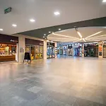 アパート Chic Urban 1br And Easy Parking ブラチスラヴァ